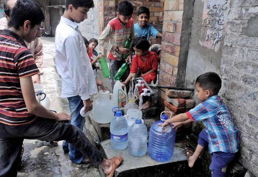 راولپنڈی: بچے فلٹریشن پلانٹ سے پانی بھر رہے ہیں۔