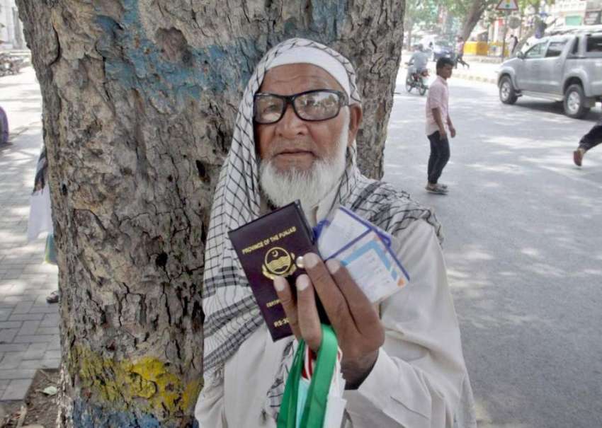 لاہور: ایک بزرگ محنت کش مال روڈپر کارڈ کور فروخت کر رہا ہے۔