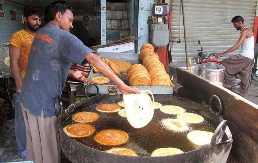 فیصل آباد: عید کی آمد کے موقع پر دکاندار پھینیاں تیار کرنے ..