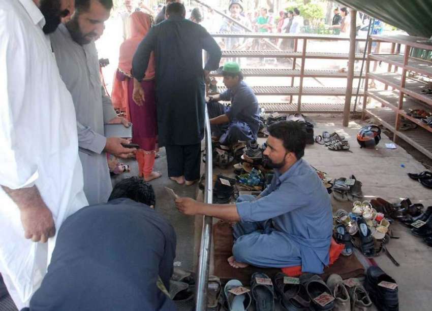 اسلام آباد: بری امام جانے والے شہری گیٹ پر اپنے جوتے رکھوا ..