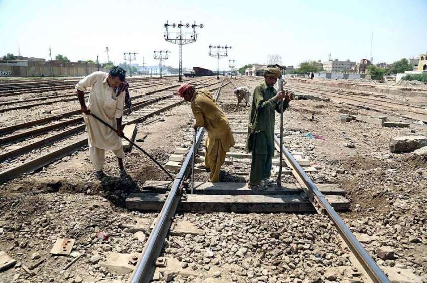 حیدر آباد: ریلوے اہلکار ریلوے ٹریک کی مرمت کے کام میں مصروف ..
