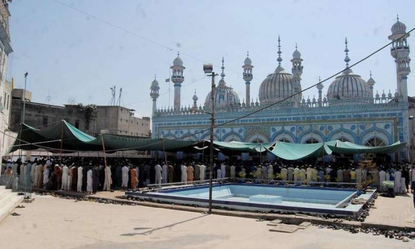 راولپنڈی: قدیمی جامعہ مسجد میں شہری جمعةالوداع کی نماز ادا ..