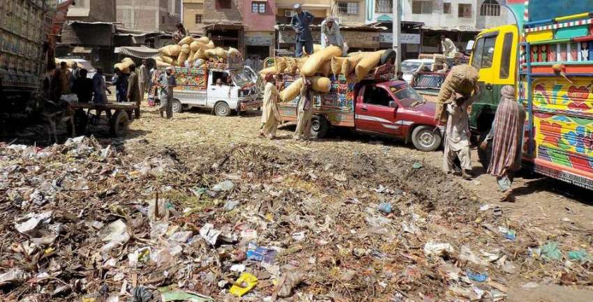 حیدر آباد: سبزی منڈی کچرے کے ڈھیر جمع ہیں جس سے مزدوروں کو ..
