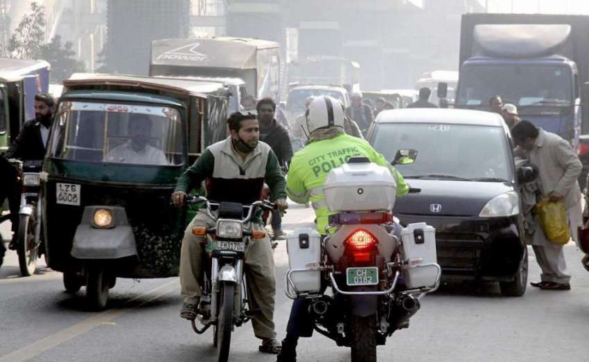 لاہور: ٹریفک قوانین پر عملدرآمد کروانے کا محافظ ٹریفک وارڈن ..