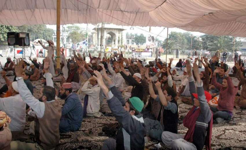 لاہور: مال روڈ پر دھرنے میں بیٹھے مذہبی تنظیم کے کارکن نعرے ..