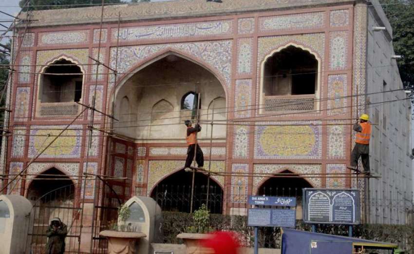 لاہور: مزدور مقبرہ دائی انگہ کی تزئین و آرائش کے کام میں ..