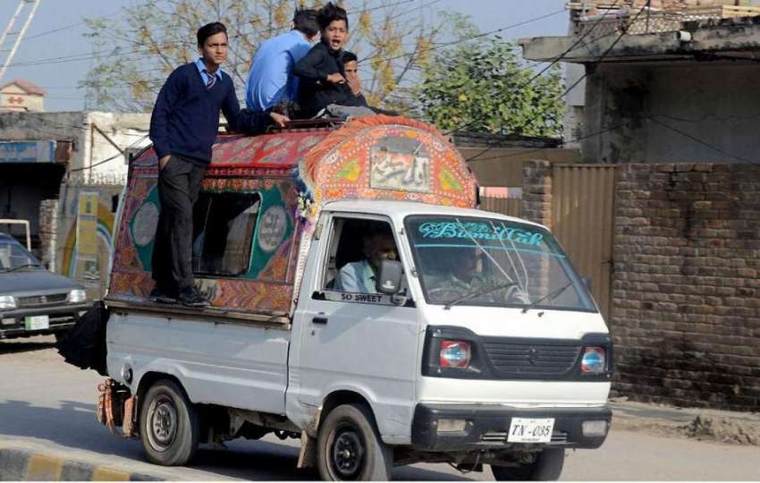 راولپنڈی: ٹریفک پولیس کی نااہلی، چکلالہ کے علاقہ میں سکول ..