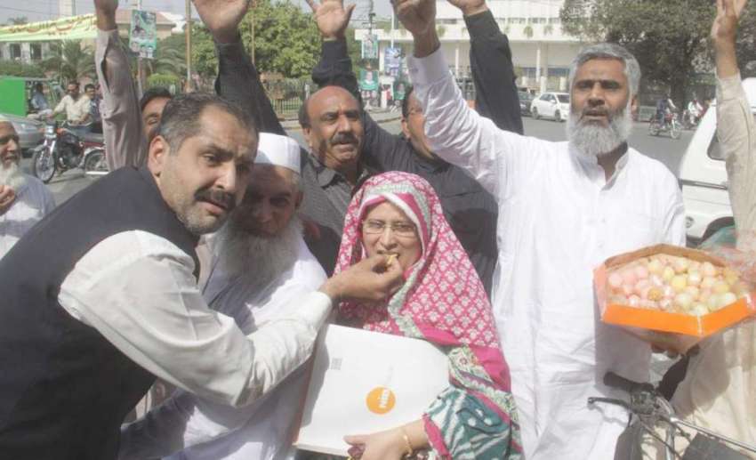 لاہور: مسلم لیگ (ن) کے کارکن پانامہ کیس فیصلے کی خوشی میں ..