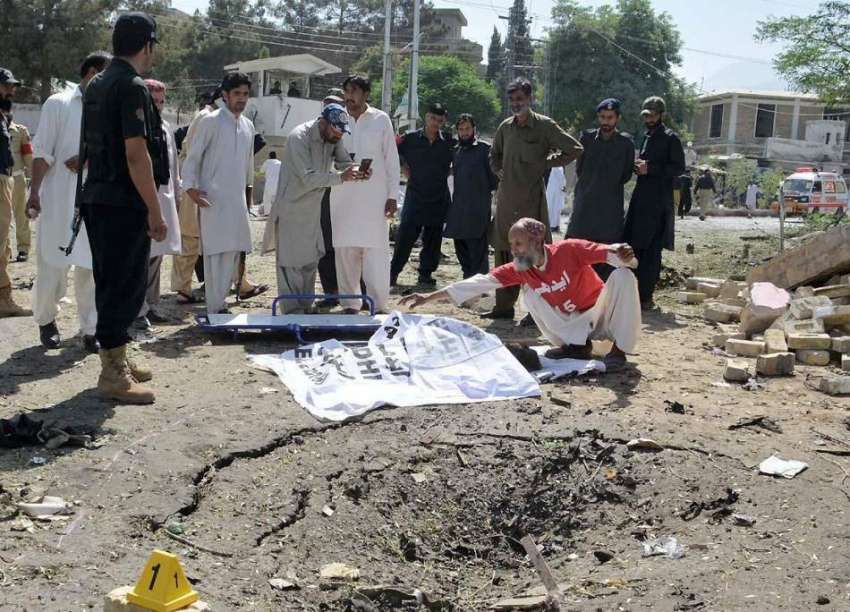 کوئٹہ: شہداء چوک کے قریب بم دھماکے کے بعد جائے وقوعہ پر سیکیورٹی ..