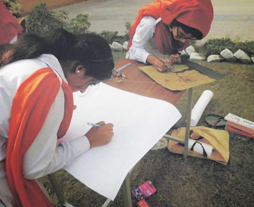 پشاور: نیشنل یوتھ کارنیوال ٹرائلز میں شریک طالبات اپنے فن ..