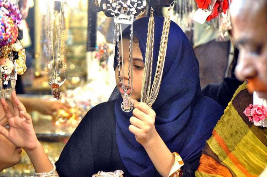 حیدر آباد: عید کی تیاریوں کے سلسلہ میں خواتین جیولری پسند ..