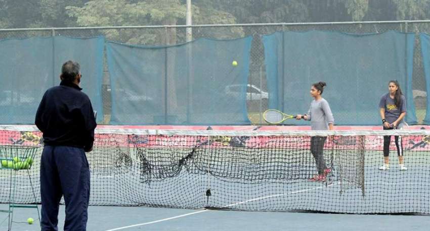 لاہور: باغ جناح میں ٹینس کی کھلاڑی لڑکیاں پریکٹس کر رہی ہیں۔
