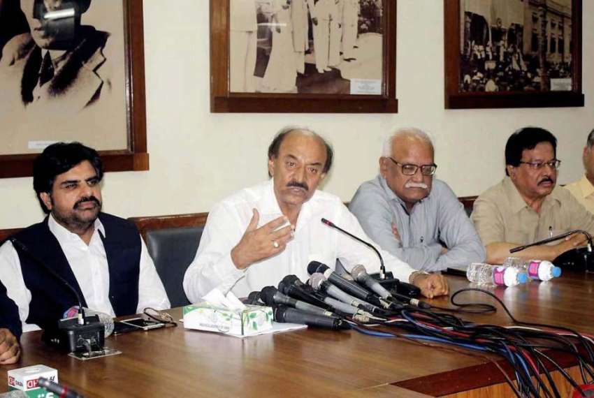 کراچی: سندھ اسمبلی میں پیپلز پارٹی کے رہنما نثار احمد کھوڑو ..
