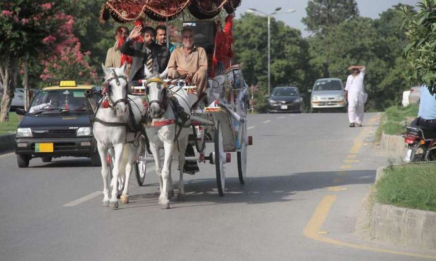 اسلام آباد: جے سالک اسلام آباد کی مٹی کے صندوق کے ہمراہ اپنی ..