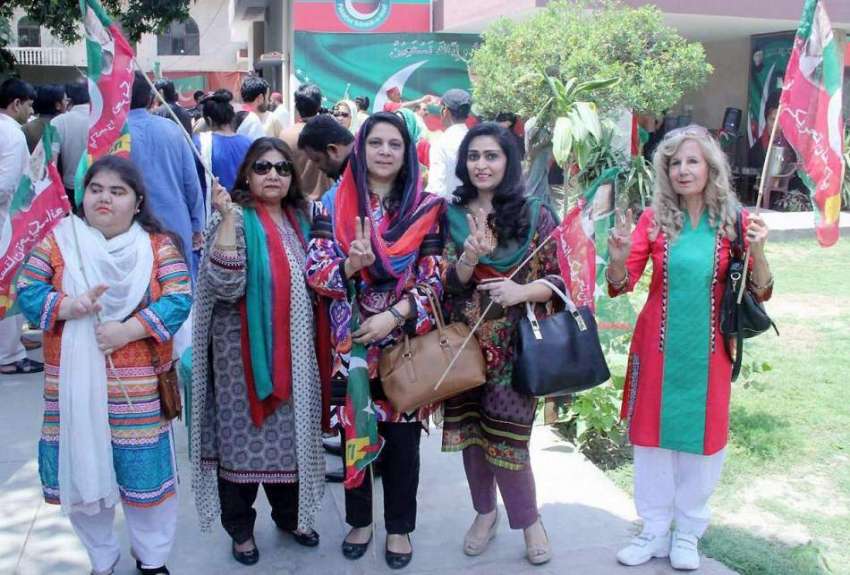 لاہور: تحریک انصاف کی خواتین اسلام آباد روانگی کے موقع پر ..