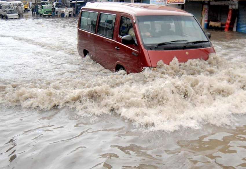راولپنڈی: ڈھوک کھبہ میں شدید بارش کے باعث بارش کے جمع پانی ..