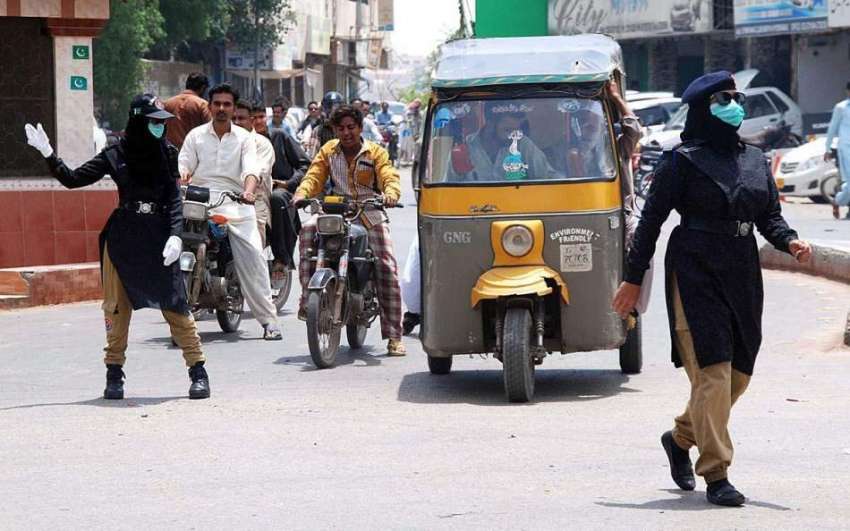 حیدر آباد: لیڈی پولیس اہلکار پاکستان چوک میں ٹریفک کنٹرول ..