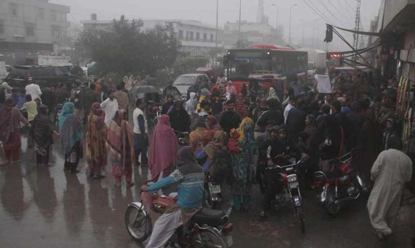 لاہور: گرین ٹاؤن باگڑیاں کے رہائشیوں نے گیس کی بندش کے خلاف ..