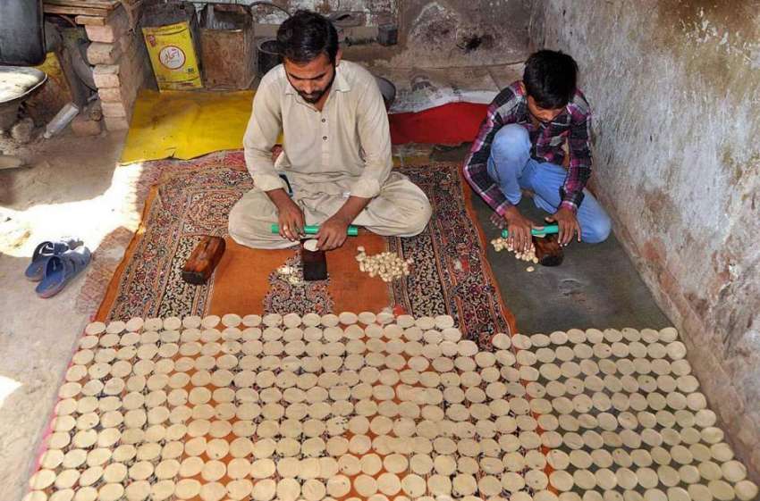 لاہور: محنت کش فروخت کے لیے گول گپے بنا رہے ہیں۔