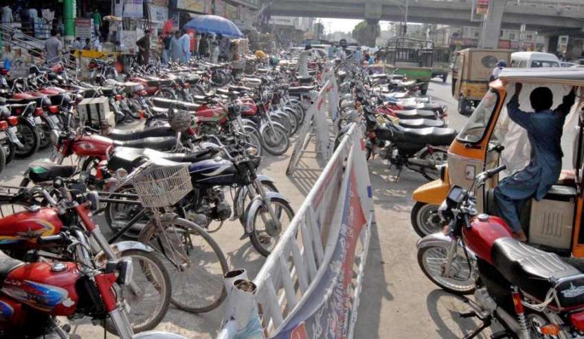 راولپنڈی: سکستھ روڈ پر پارک کئے گئے موٹر سائیکل شدید ٹریفک ..