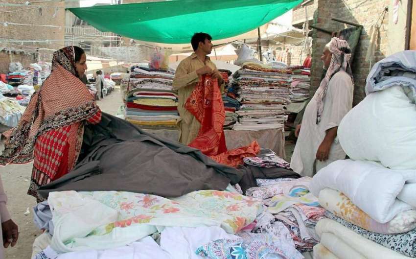 لاہور: سردیو ں کی آمد پر ایک خاتون گدے پر ڈالنے والی چادر ..