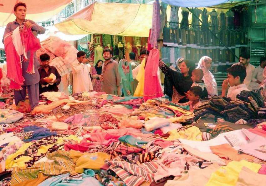 راولپنڈی: بارا بازار سے خواتین عید کے لیے خریداری کررہی ..