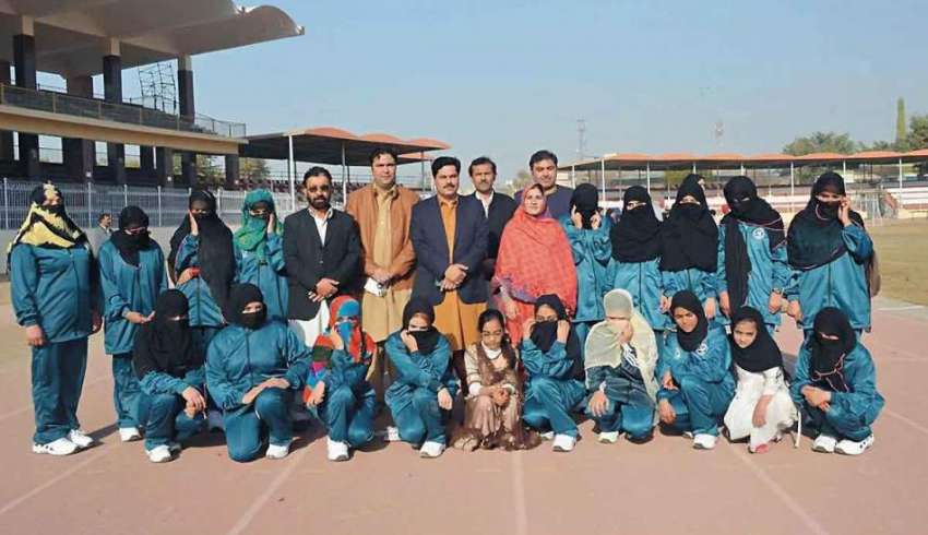 پشاور: گورنر فاٹا یوتھ فیسٹیول میں شریق خواتین کھلاڑیو ں ..