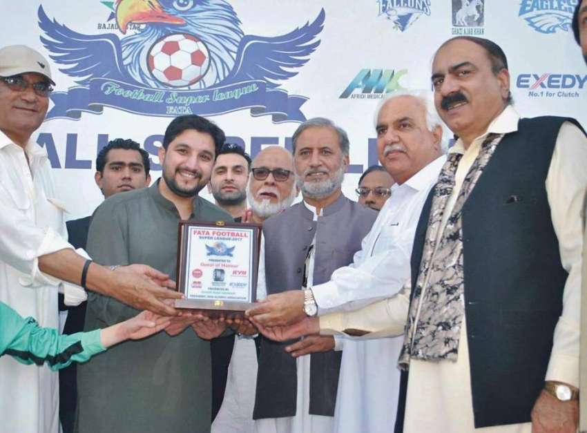 پشاور: فاٹا فٹبال سپر لیگ کے موقع پر مہمان خصوصی کو آرگنائزنگ ..