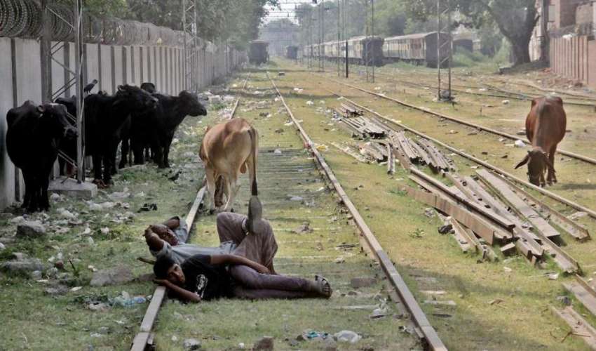 لاہور: مغلپورہ کے علاقہ میں ایک بند ریلوے ٹریک کے درمیان ..