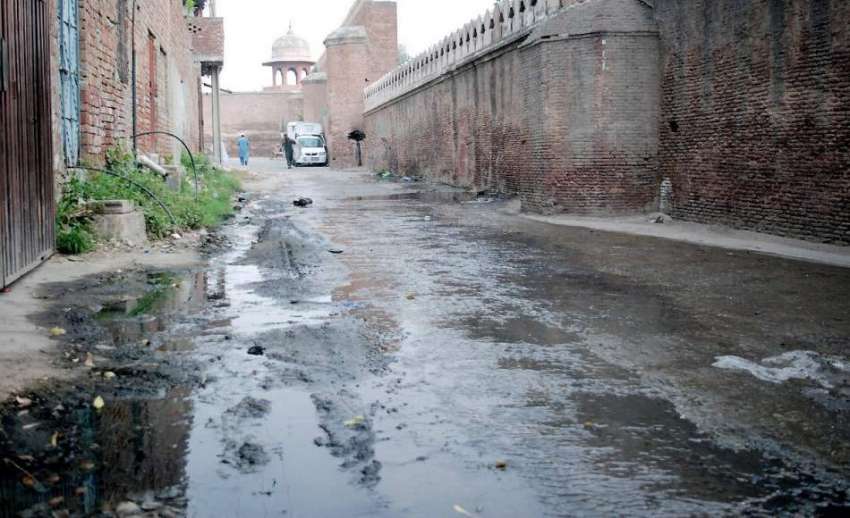لاہور: شالیمار باغ سے ملحقہ گلی میں سیوریج کا پانی جمع ہے۔