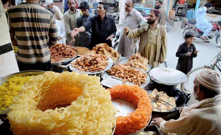 کوئٹہ: طوغی روڈ پر شہری افطاری سے قبل سموسے پکوڑے خرید رہے ..