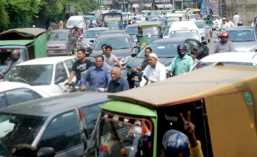 لاہور: پریس کلب کے باہر ٹریفک جام کا منظر۔