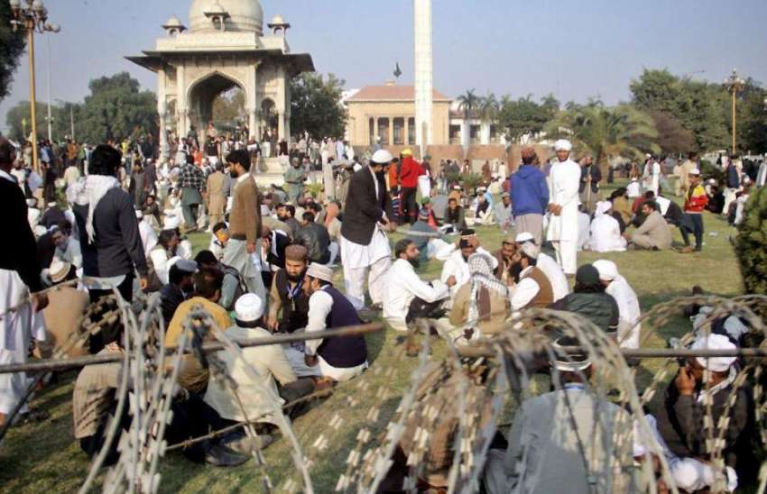 لاہور: مذہبی جماعت کا کارکن احتجاج کے دوران پنجاب اسمبلی ..
