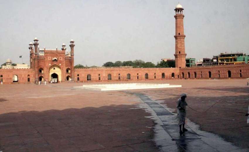 لاہور: تاریخی بادشاہی مسجد کے صحت کو افطاری سے قبل دھویا ..