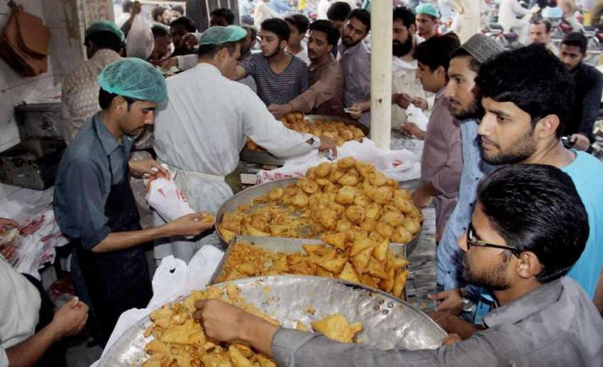 لاہور: شہری افطاری کے لیے سموسے اور کچوریاں خرید رہے ہیں۔