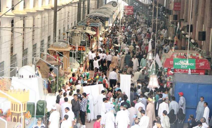 لاہور: شہریوں کی بڑی تعداد آزادی ٹرین کو دیکھنے کے لیے ریلوے ..