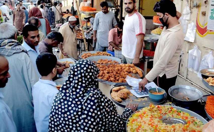 کوئٹہ: پرنس روڈ پر شہری افطار کے لیے سموسے پکوڑے خرید رہے ..