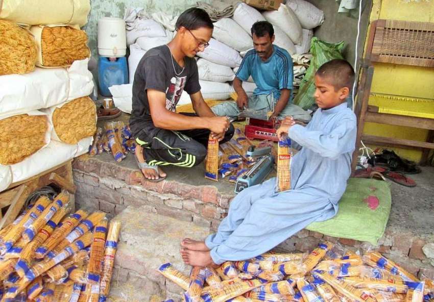 فیصل آباد: عید کی آمد کے موقع پر مزدور سویاں پیک کر رہے ہیں۔