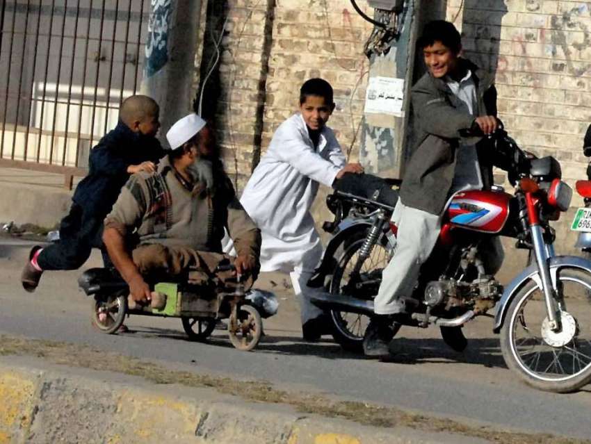 راولپنڈی: ایک بچہ اپنے معذور والد کی ریڑھی کو دھکا لگا رہا ..