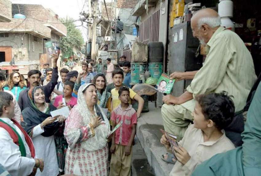لاہور: تحریک انصاف کی حلقہ این اے 120سے امیدوار ڈاکٹر یاسمین ..