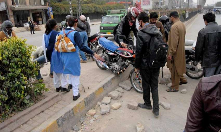 راولپنڈی: ختم نبوت لانگ مارچ کے دھرنے کے باعث طلبہ کو پریشانی ..