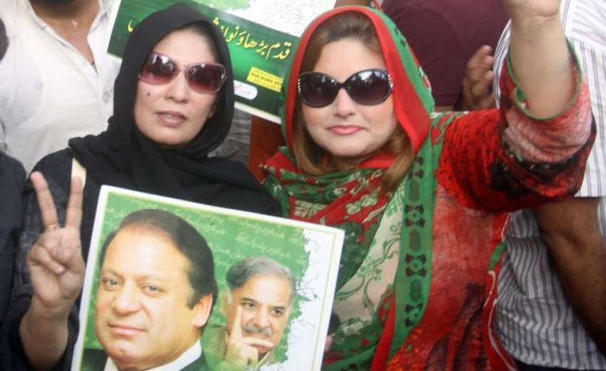 لاہور: مسلم لیگ (ن) کی خواتین کارکن پانامہ کیس فیصلے کی خوشی ..