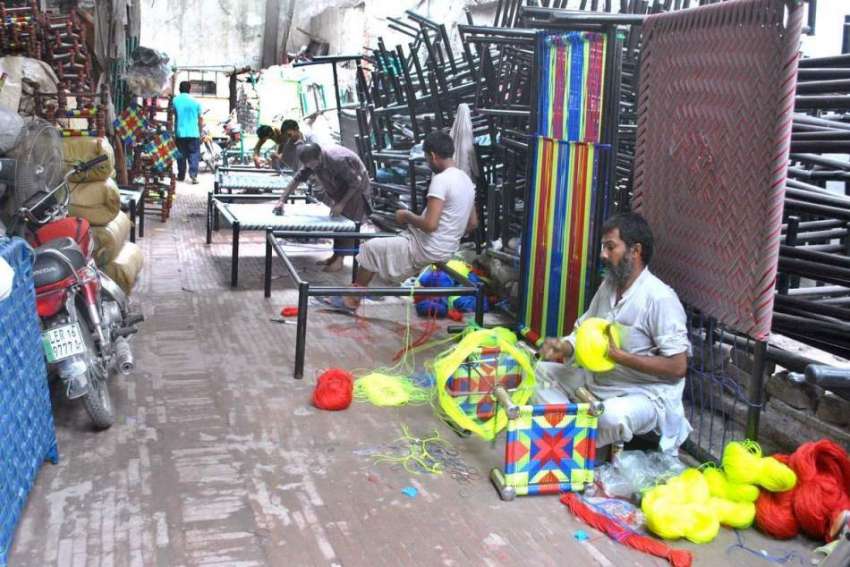 لاہور: مزدور فروخت کے لیے چارپائیاں بن رہے ہیں۔