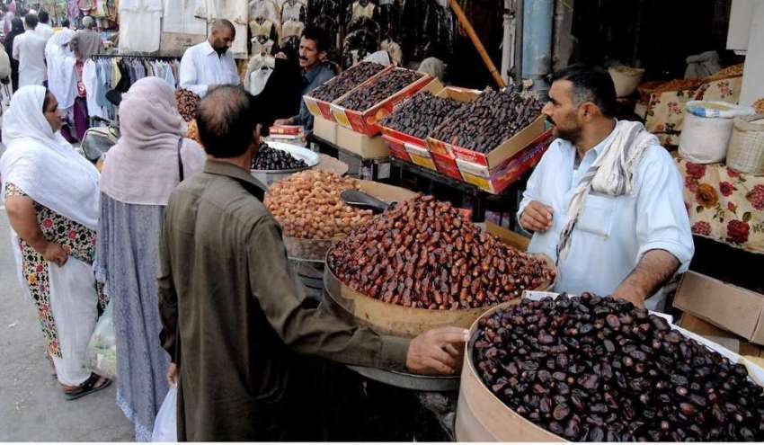 راولپنڈی: شعبان کا روزہ رکھنے والے شہری سٹال سے افتاری کے ..