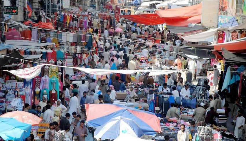 راولپنڈی: باڑا بازار میں عید کی خریداری کرنے والوں کا ہجوم۔
