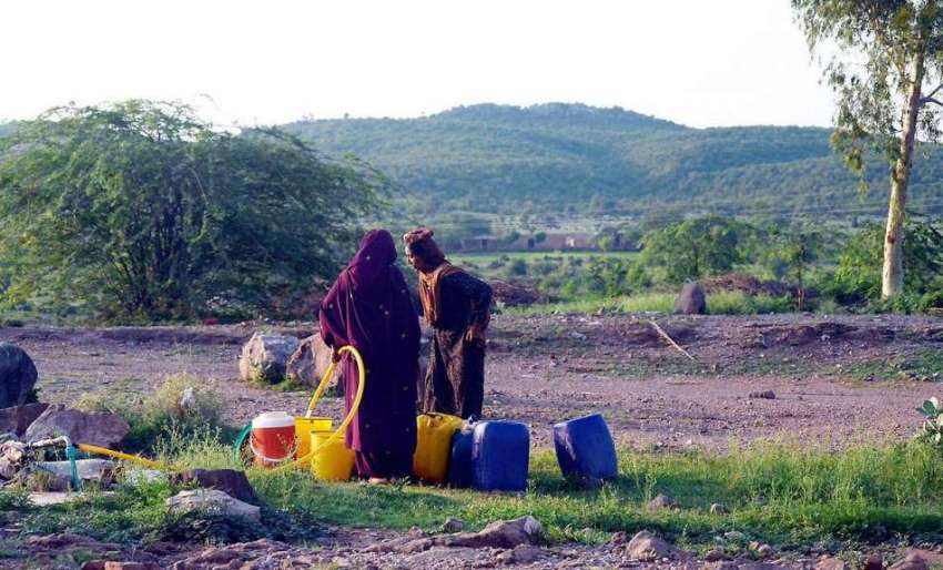 اٹک: خانہ بدوش خواتین گھر کے لیے پانی بھر رہی ہیں۔
