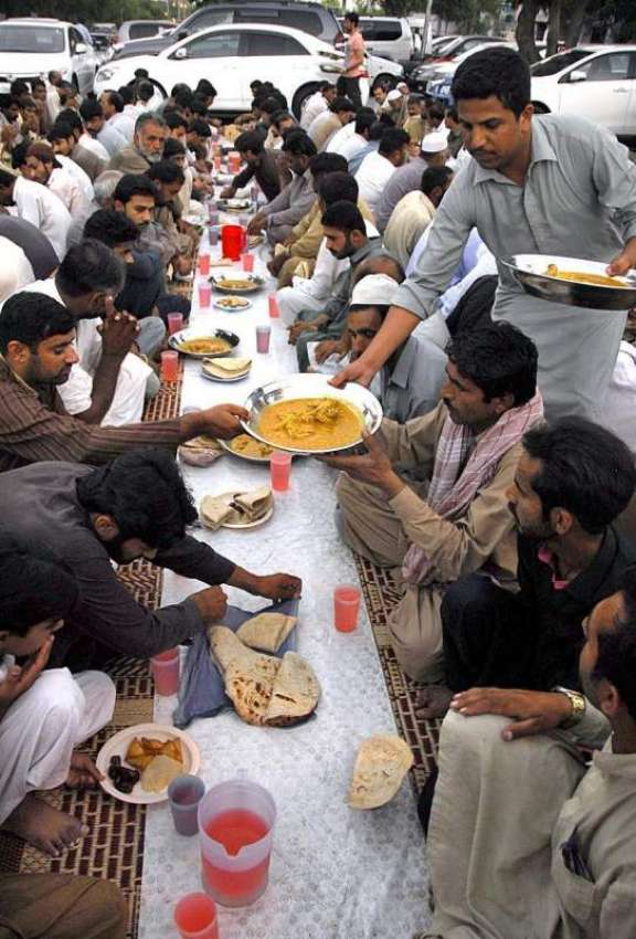 اسلام آباد: مخیر حضرات کی جانب سے مستحقین کے لیے افطاری کی ..