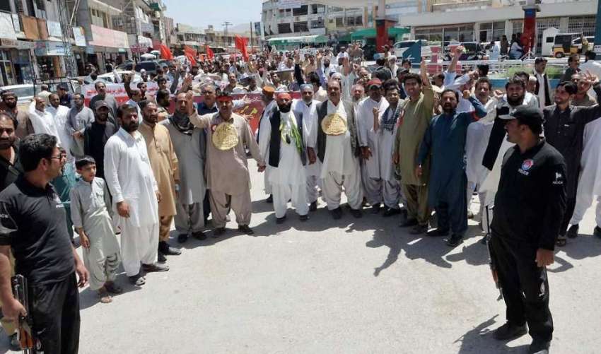 کوئٹہ: یوم مزدور کے موقع پر مزدور یونینز کے عہدیدار گلے میں ..