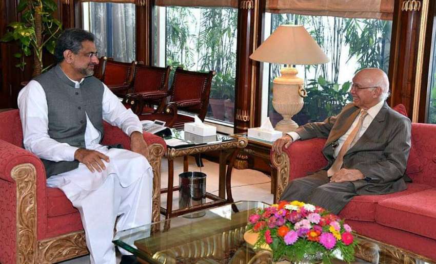 اسلام آباد: وزیر اعظم شاہد خاقان عباسی سے سرتاج عزیز ملاقات ..