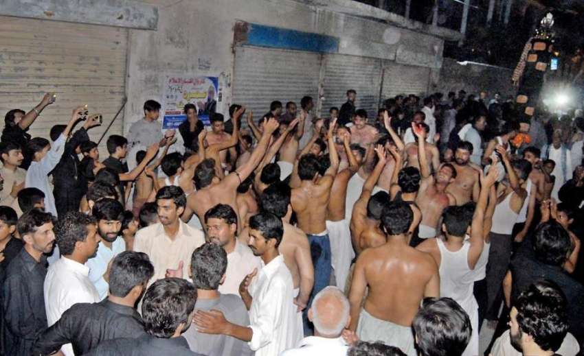 راولپنڈی: فدا قلندر ہاؤس سے برآمد ہونے والے جلوس میں عزادار ..